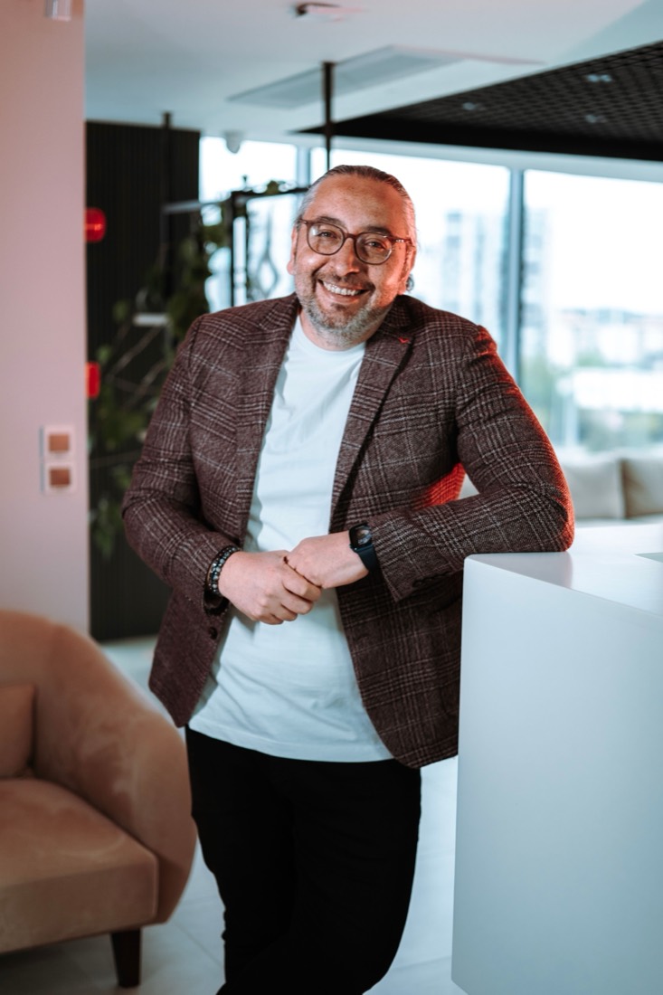 Empresário sorrindo no seu negócio