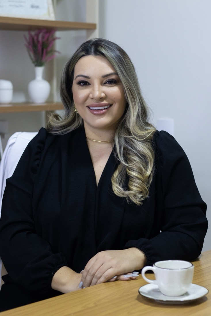 Empreendedora sorrindo na sua clínica
