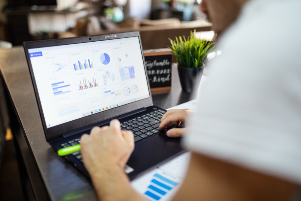 Painel financeiro com gráficos numa tela de laptop